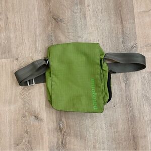 Patagonia Mini Mass Messenger Bag Gecko Green Nylon Crossbody Sling